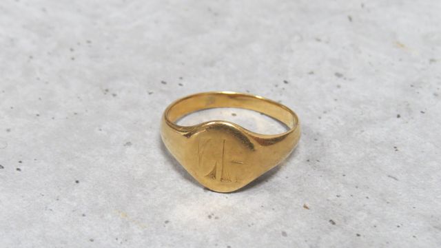 Bague chevalière en or jaune 750 millièmes, le centre monogrammé....