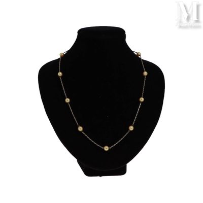 un collier noir orné de perles sur un mannequin noir