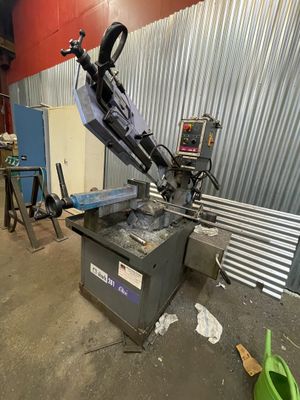 une machine qui se trouve dans un garage