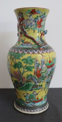 un vase jaune posé sur une table