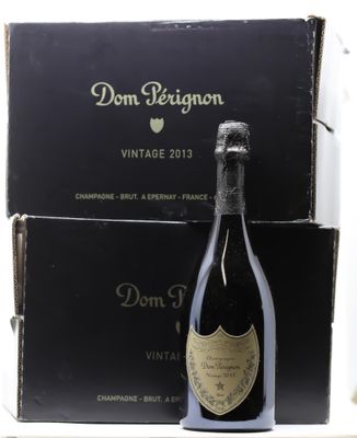 une bouteille de vin à côté d'un carton de vin