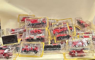 de nombreux modèles différents de camions miniatures exposés sur une table
