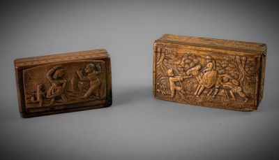 deux coffrets en bois sculptés, ornés de figures humaines