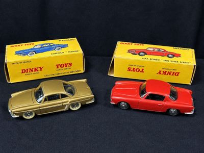 trois petites voitures Dinky Toys sont alignées les unes à côté des autres