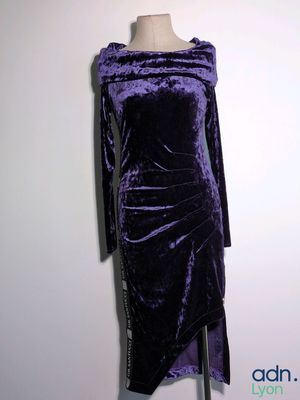 robe en velours violet sur un mannequin, mannequin, mannequin, mannequin, mannequin, mannequin, mannequin, mannequin, mannequin