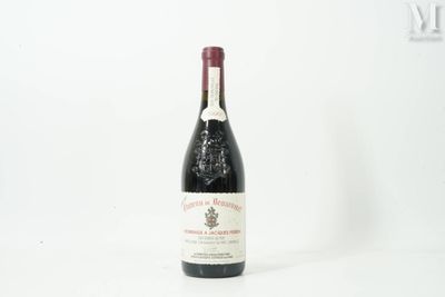 une bouteille de vin posée sur une table