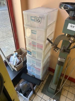 une machine posée par terre à côté d'une pile de cartons