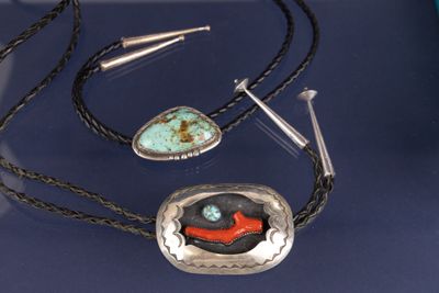 un collier orné d'une turquoise et d'une pierre rouge