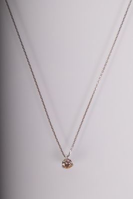 gros plan d'un collier sur un mannequin mannequin mannequin mannequin mannequin mannequin mannequin mannequin mannequin