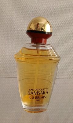 une image montrant un gros plan d'un flacon de parfum posé sur une table
