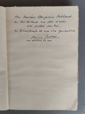 un gros plan d'un morceau de papier sur lequel on a écrit