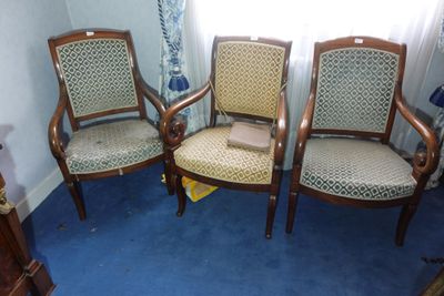 trois chaises assises l'une à côté de l'autre dans une pièce