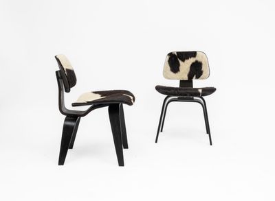 une paire de chaises noires et blanches recouvertes d'une peau de vache