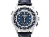 gros plan d'une montre-bracelet avec un cadran bleu