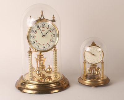 Deux pendulettes sous globe et en laiton / globe en verre, m…