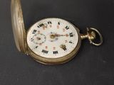 une montre de poche en or avec des chiffres romains
