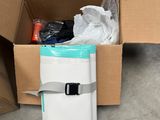 une glacière blanche et bleue placée à l'intérieur d'un carton