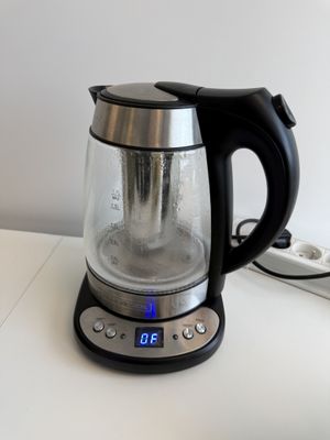 une cafetière posée sur une table