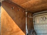 une photo d'un camion équipé d'un porte-bagages à l'arrière