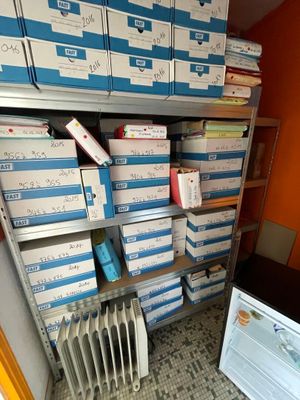 de nombreuses boîtes de courrier posées sur une étagère à côté d'un radiateur
