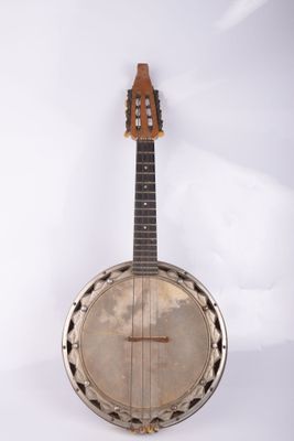 un gros plan d'un banjo sur fond blanc