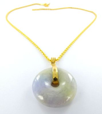 un gros plan d'un collier avec un beignet suspendu à une chaîne