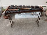 un grand instrument de musique posé sur une table