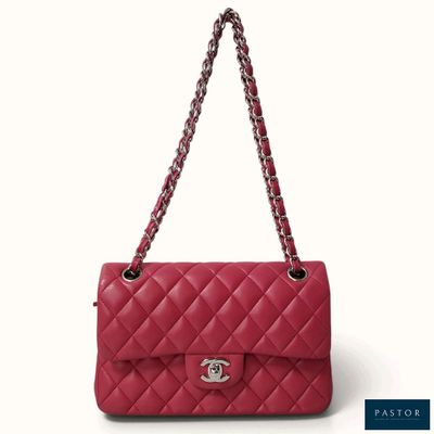 un sac Chanel rouge auquel est suspendue une chaîne