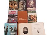 plusieurs livres sont empilés sur une surface blanche