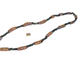 collier à perles noires et orange avec un fermoir doré, sur fond blanc