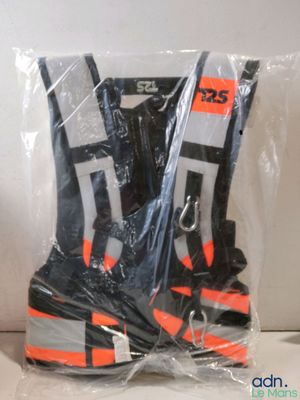 une paire de gilets de sécurité emballés dans du plastique