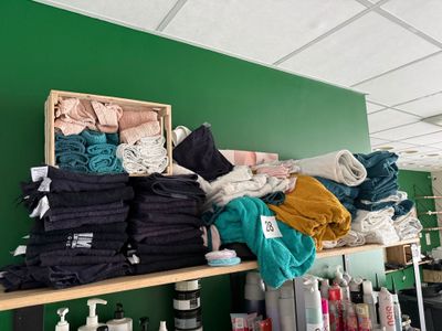 une étagère remplie de nombreux vêtements dans une pièce