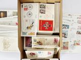 une boîte en carton remplie de nombreux types de timbres différents