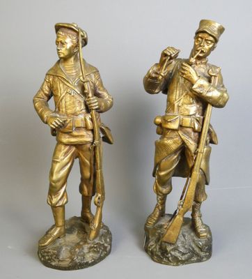 paire de figurines anciennes en laiton représentant des soldats armés de fusils