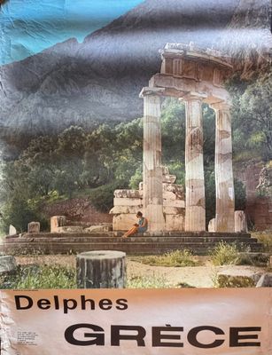 une photo d'une affiche sur le mur d'un bâtiment