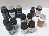 de nombreuses couleurs de peinture différentes sur une surface blanche