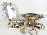 un plateau en argent orné d'un miroir et un plateau en argent avec des plats en argent
