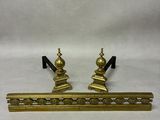 une paire de chandeliers en laiton sur fond blanc