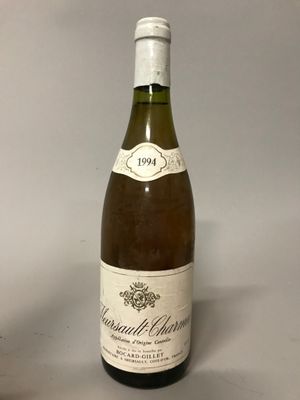 une bouteille de vin posée sur une table