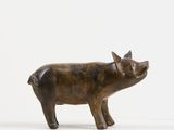 figurine en bronze représentant un cochon sur fond blanc
