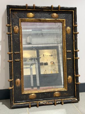 une photo d'un miroir posé par terre