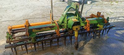 une image représentant un tracteur avec une charrue attelée à l'arrière