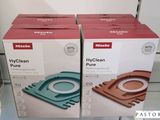 deux cartons contenant des aspirateurs posés sur un comptoir