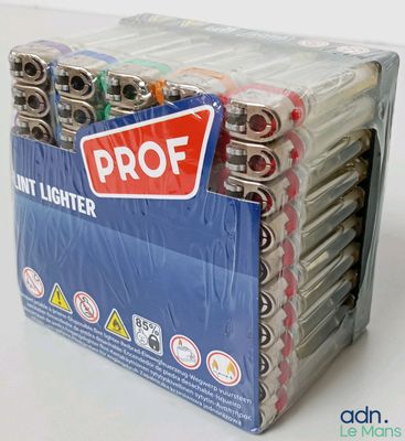 une boîte de briquets posée sur une surface blanche