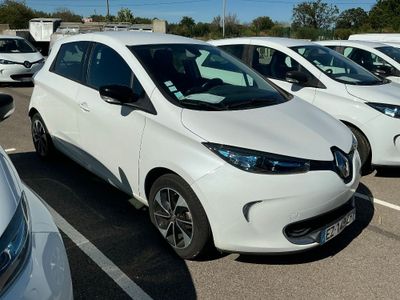 beaucoup de voitures garées sur un parking