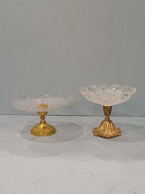 deux bols en verre posés sur une table blanche