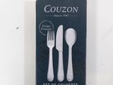 deux fourchettes et une cuillère dans une boîte posée sur une table