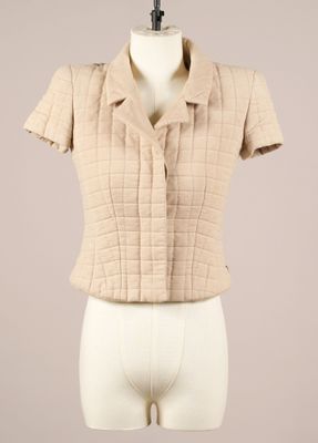 une veste beige sur un mannequin, un mannequin, un mannequin, un mannequin, un mannequin, un mannequin, un mannequin, un mannequin, un mannequin