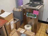 une machine placée au milieu d'une pièce