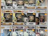 plein de figurines Funko Pop en vinyle sur la table